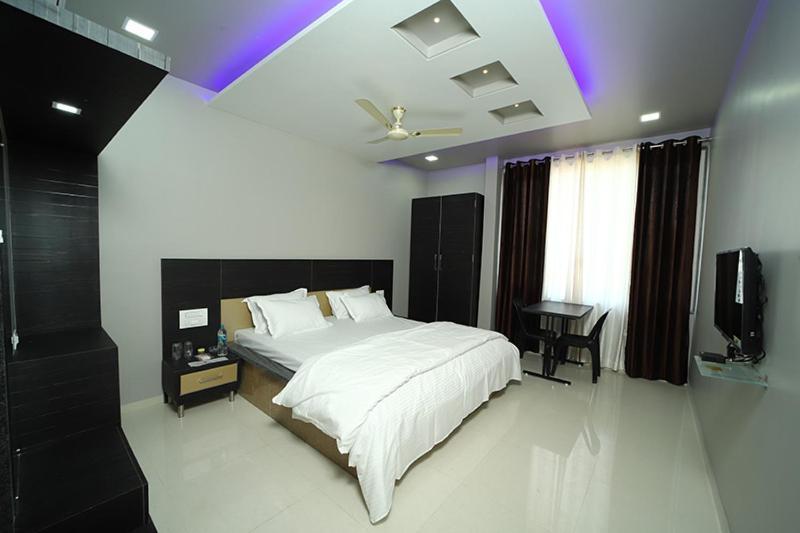 Hotel Sourabh Garden Shirol Exterior photo
